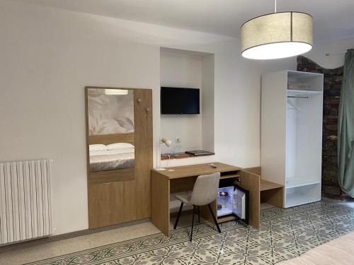 a room with a desk and a bedroom with a bed at La Casa di Therry bed & breakfast in Viggiano