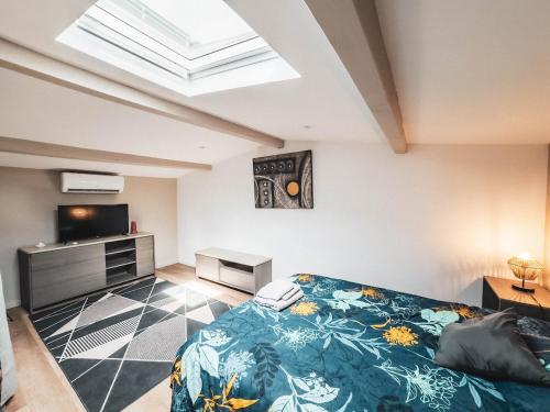 une chambre avec un lit et une télévision dans l'établissement Villa Roseraie, Comfort and nature, à La Celle-sous-Gouzon