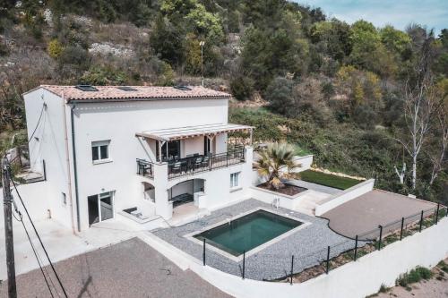 une vue aérienne d'une maison blanche avec piscine dans l'établissement Villa Roseraie, Comfort and nature, à La Celle-sous-Gouzon