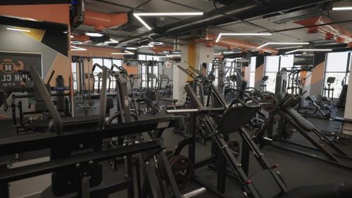 a gym with several rows of exercise bikes at فندق الأمراء بلازا in Ma‘ān