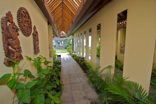 Taman di luar Bayshore Villa