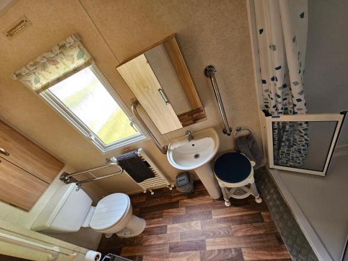 Ένα μπάνιο στο Honey Cottage Caravan Park