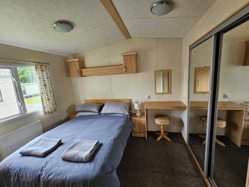 Ένα ή περισσότερα κρεβάτια σε δωμάτιο στο Honey Cottage Caravan Park