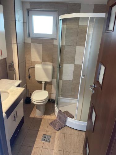Un pequeño baño con inodoro y ducha. en Iza-bella 2, en Brasov
