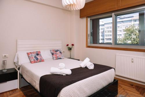 um quarto com uma cama com duas toalhas em Tranquilidad con vistas de Vigo by CABANA Rentals em Vigo