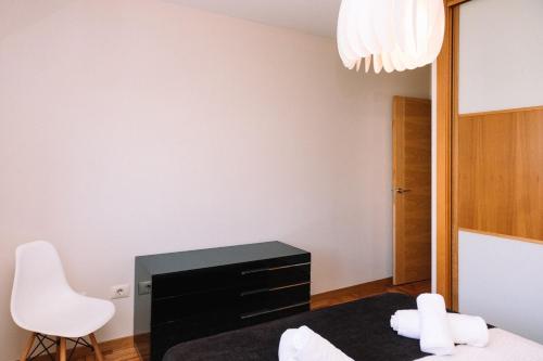 um quarto com uma mesa, uma cadeira e uma televisão em Tranquilidad con vistas de Vigo by CABANA Rentals em Vigo