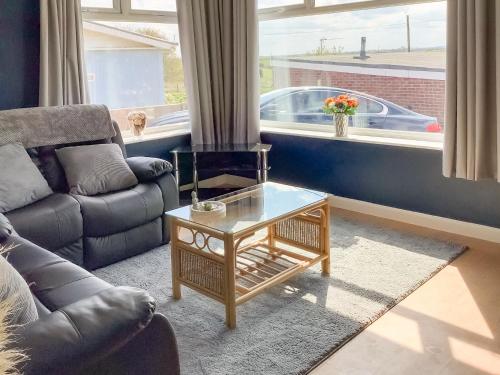 un salon avec un canapé et une table basse dans l'établissement Covina - Uk43994, à Anderby