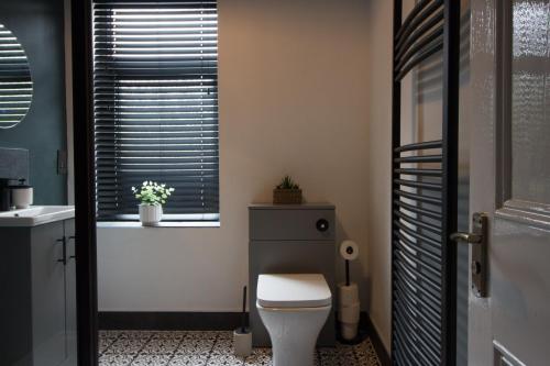 Ένα μπάνιο στο Generous Holmfirth Home Near Trails and Town Sleeps 5