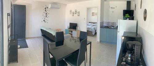 Il comprend une cuisine équipée d'un comptoir et d'un réfrigérateur. dans l'établissement gîte, à Molières