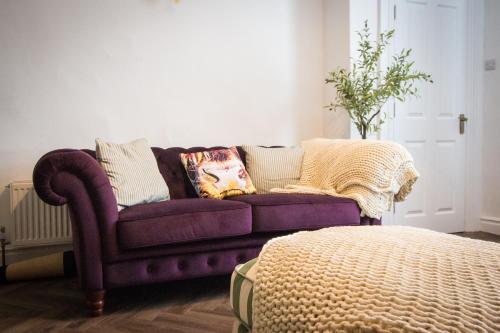 Χώρος καθιστικού στο Generous Holmfirth Home Near Trails and Town Sleeps 5