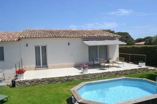 une maison avec une piscine dans une cour dans l'établissement Casa EliaEmie Bonifacio, à Bonifacio