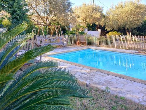 - une piscine dans une cour avec une balançoire dans l'établissement Villa des Oliviers le petit Versailles, à Castries