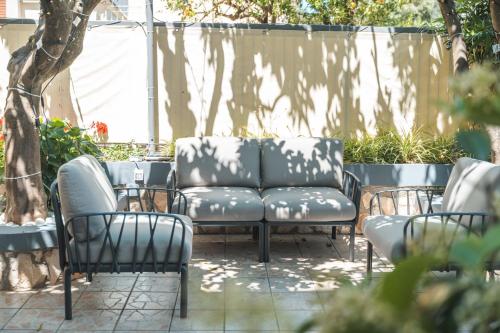 a couch and two chairs on a patio at Hotel La Pergola in Sant'Agnello