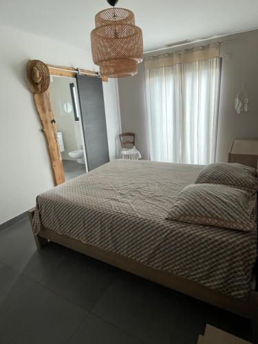 une chambre avec un lit et une grande fenêtre dans l'établissement Villa avec piscine - mer Méditerranée sud de la France, à Torreilles