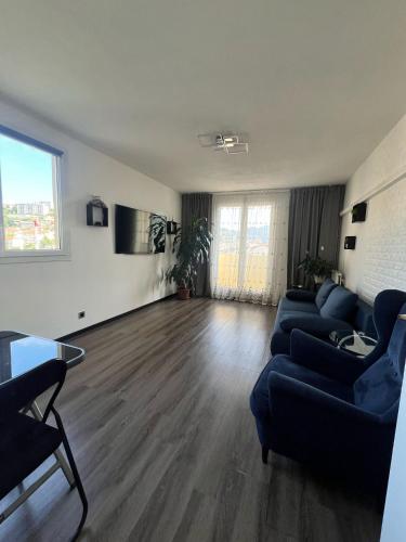 un salon vide avec un canapé et une table dans l'établissement Résidence le Lyautey, à Nice