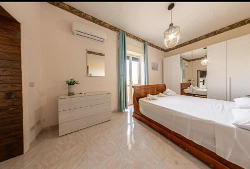 una camera con un grande letto bianco e un bagno di Agriturismo l' Annunziata a Lizzano