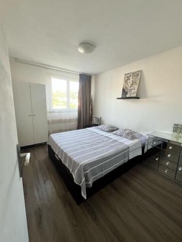 une chambre avec un grand lit dans une pièce dans l'établissement Résidence le Lyautey, à Nice