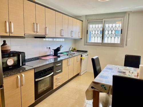 Η κουζίνα ή μικρή κουζίνα στο Bajo del Montsià con Piscina