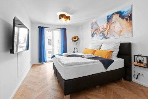 a bedroom with a bed and a painting on the wall at Luxus im Zentrum für 6 Personen! 3 Zimmer, Balkon, WLAN, Parkplatz in Dresden