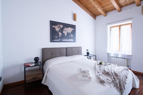 ヴェローナにあるGuestHost - Accogliente Villetta con patio esternoの白いベッドとタオルが2枚置かれた寝室