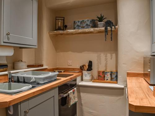 una cocina con fregadero y encimera en Balderstones Barn, en Clapham