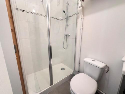 une salle de bain avec douche et toilettes dans l'établissement Chavalliaud 12 cocon en RDC proche centre-ville, à Reims