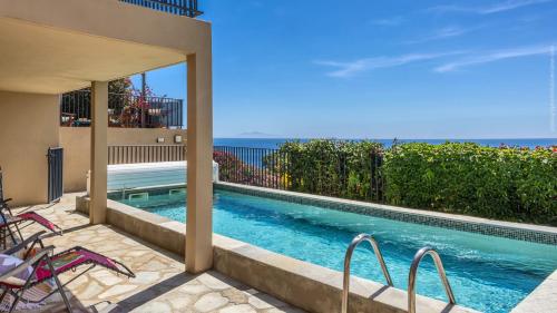 une piscine avec vue sur l'océan dans l'établissement Les Terrasses d'Erbalunga, à Erbalunga