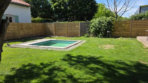 Piscina de la sau aproape de Villa grand jardin, 10mn du centre ville
