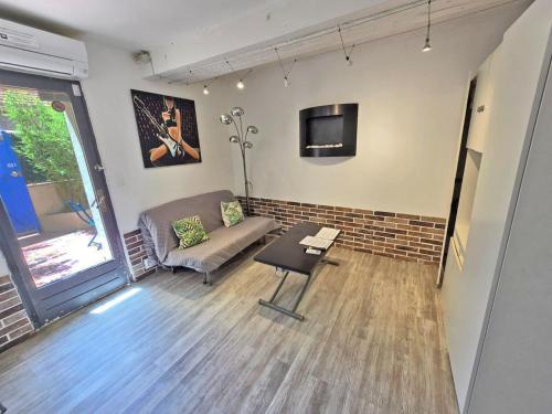 un salon avec un canapé et une table dans l'établissement GregBnb - Studio 25m2 - Terasse 30m2 - CLIMATISÉ, à Toulon