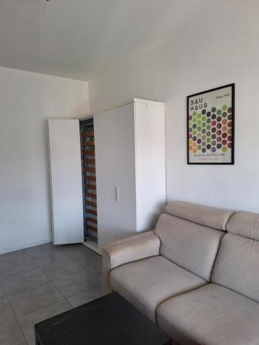 a living room with a couch and a table at Mini appartamento vicino al lago in Dormelletto