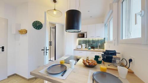 - une cuisine avec une table et un bol de nourriture dans l'établissement Le Grand Matabiau, à Toulouse