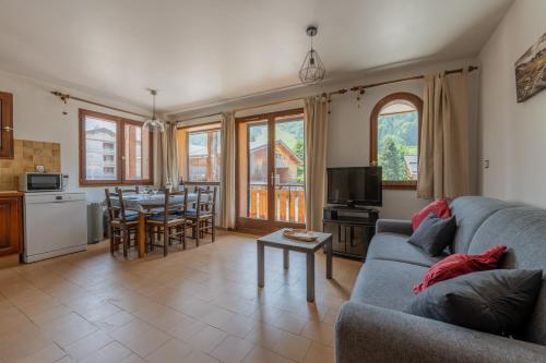 un salon avec un canapé bleu et une table dans l'établissement Serac 1 - Snow and Trek, à Morzine