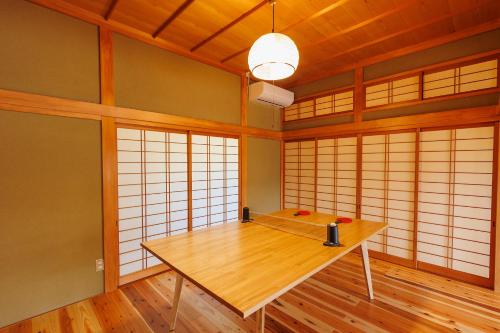 Foto da galeria de 新オープン480平方米海凪 庭園&露天風呂一日一組3名様同一料金 海歩いて1分 最大16名様 em Mitoyo