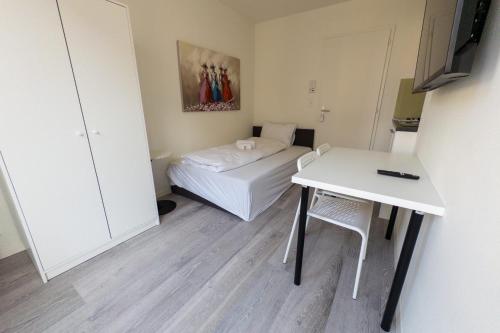 Cozy Studio with Balcony in the City BE37
