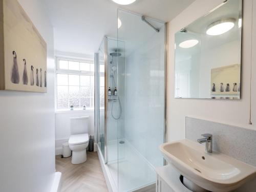 a bathroom with a shower and a sink and a toilet at Fantastic 3-bed home close to Shrewsbury centre - Pass the Keys in Shrewsbury