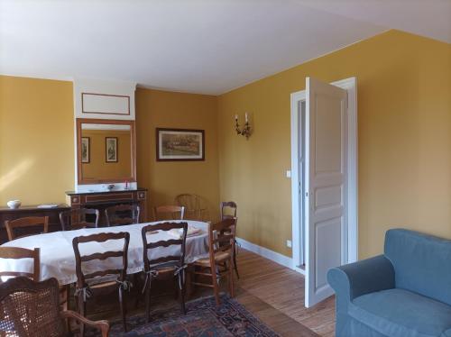 une salle à manger avec une table et un canapé bleu dans l'établissement Château de Bellignies Diane, à Bellignies