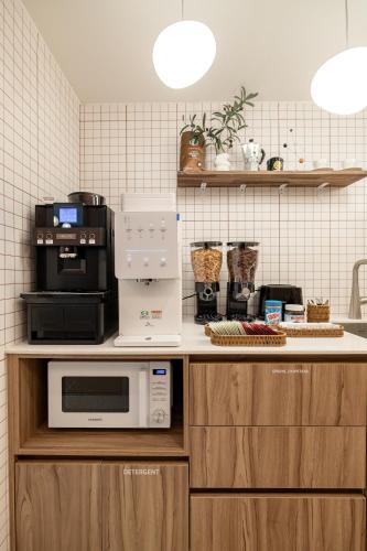 Η κουζίνα ή μικρή κουζίνα στο Slowon Hostel 슬로우온 호스텔 홍대