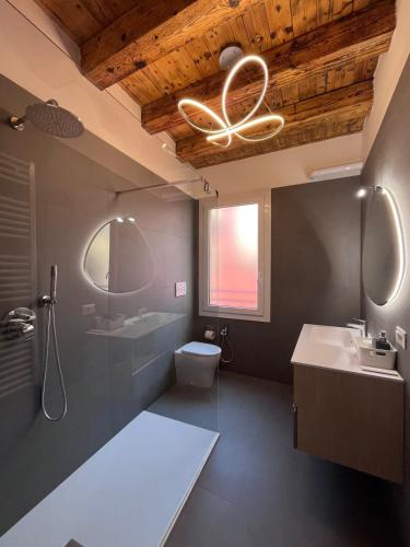 a bathroom with a toilet and a shower and a sink at Appartamento Palazzo in Mestre