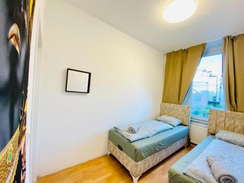Postel nebo postele na pokoji v ubytování Comfortable 5BR shared Apt Well Connected Location