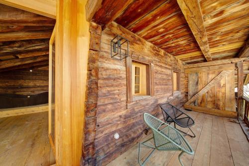 a room with two chairs in a log cabin at Cedä-M in Dosoledo