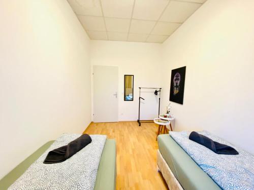 Katil atau katil-katil dalam bilik di Comfortable 5BR shared Apt Well Connected Location