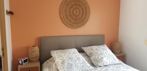 une chambre avec un lit avec deux oreillers dessus dans l'établissement Appartement vue mer, à Marseillan