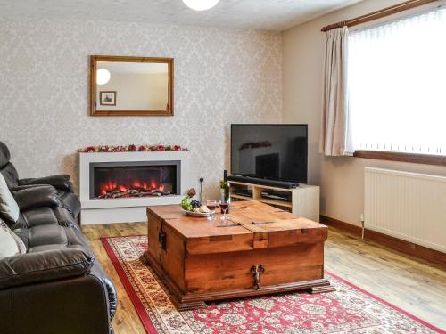 TV a/nebo společenská místnost v ubytování High Threave Cottage