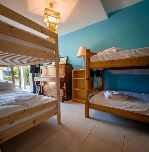 - une chambre avec 2 lits superposés et un piano dans l'établissement Villa Marinade - St-Aygulf 280m de la plage, à Fréjus