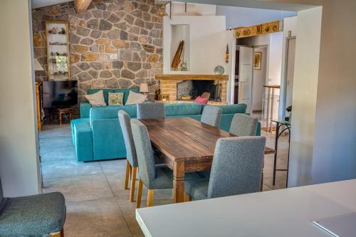 - un salon avec une table en bois et un canapé bleu dans l'établissement Villa Marinade - St-Aygulf 280m de la plage, à Fréjus