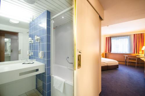 Habitación con baño con lavabo y ducha. en Hotel Strudlhof Vienna en Viena
