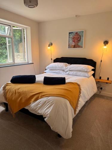 a bedroom with a large bed with white sheets and pillows at Cosy One-Bedroom Retreat with Parking in Woodstock