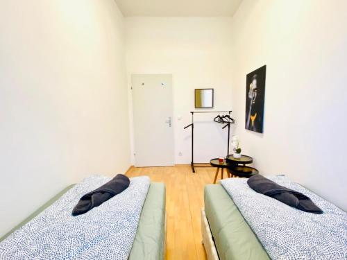 Katil atau katil-katil dalam bilik di Comfortable 5BR shared Apt Well Connected Location