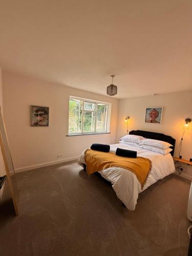a bedroom with two beds and a window at Cosy One-Bedroom Retreat with Parking in Woodstock