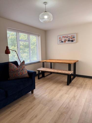 a living room with a couch and a wooden table at Cosy One-Bedroom Retreat with Parking in Woodstock